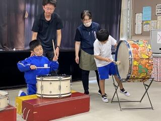 大太鼓・小太鼓を鳴らしています