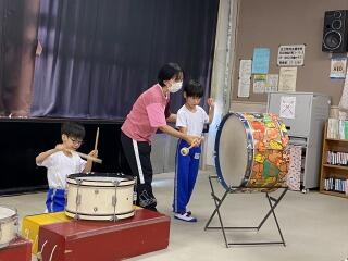 大太鼓・小太鼓を鳴らしています