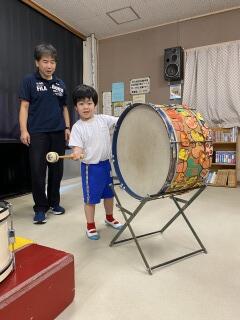 大太鼓を鳴らしています
