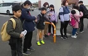 バスが来るのを待っています