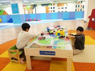ハレニコで子どもたちが遊んでいます