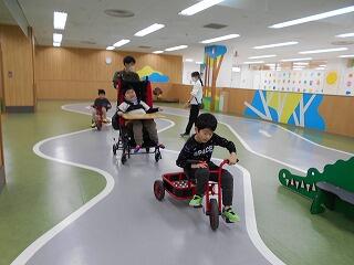 自転車で遊んでいます