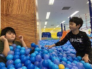 ボールプールで遊んでいます