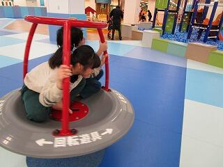 遊具で楽しく遊んでいます