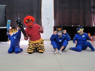 赤鬼と記念写真を撮っています。
