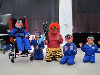 赤鬼と記念写真を撮っています。