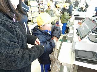 セルフレジで支払いをしています