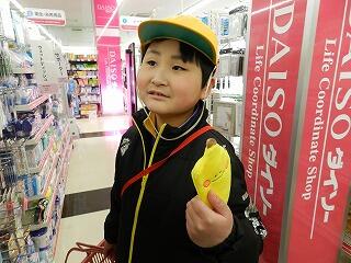 商品を選んでレジに向かっています