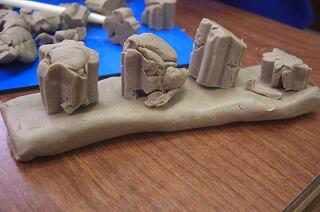 細長い粘土の上に、好きな形の粘土を載せています