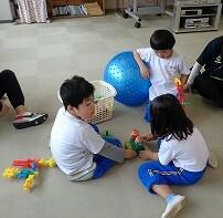 友達を誘い合い、仲良く遊ぶ姿が見られました。