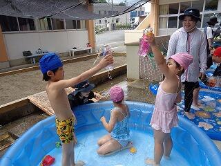 手作りのじょうろやペットボトル船で遊んでいます。