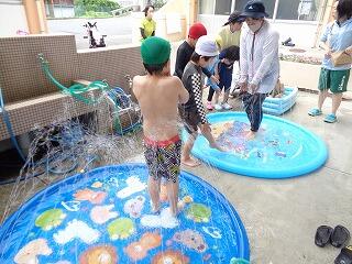 ビニールプールで遊んでいます。