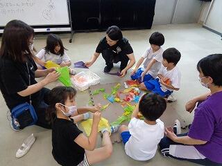 好きな色を選び、細長くちぎったり、細かくちぎったりしています。