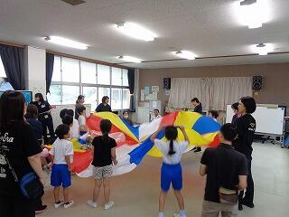 風が当たる感触や、パラバルーンの下にもぐる楽しさを体験しています。
