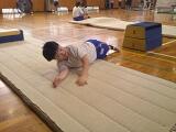 マット運動をする様子。
