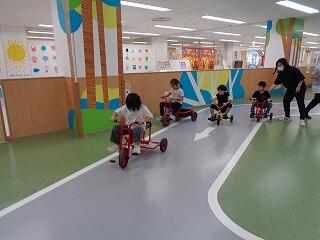 自転車をこいでいます