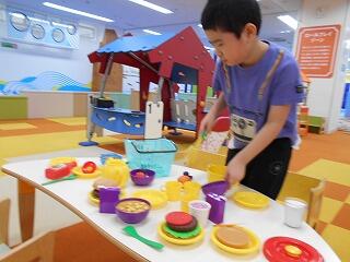 おもちゃで遊んでいます