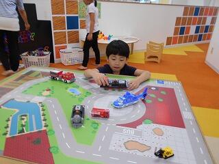 車のおもちゃで遊んでいます