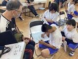 友達と話し合いをしているところ。