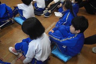 良い姿勢で読み聞かせを聞いています