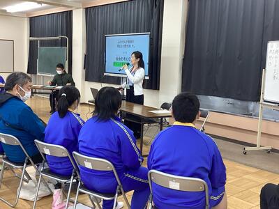 各学級ごとにバランスの良い昼食の献立を考え、その献立について先生からアドバイスをいただきました。