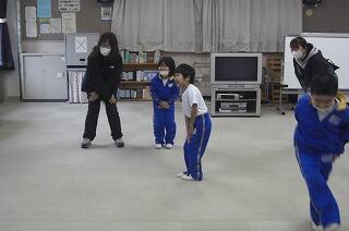 チェッチェコリを踊っています。