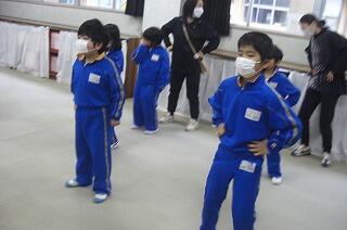 チェッチェコリを踊っています。