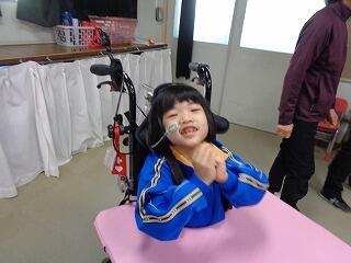 子どもたちがパーティを楽しんでいます。