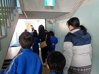 サンタを探しに教室に向かっています。