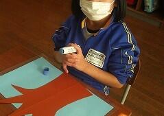 桜の木の掲示物を作っています。