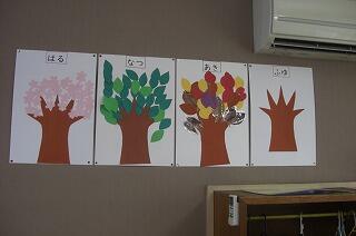 １年間の桜の木の様子を掲示物にしています。