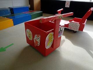 児童たちはイラストを描き、車に貼りました。