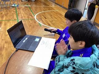 ５年生が集会の準備をしています。