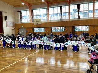 ６年生にお祝いの言葉を投げかけています。