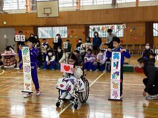 ６年生にお祝いの言葉を投げかけています。