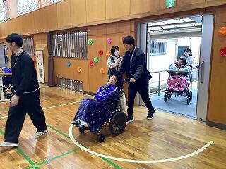 ６年生が入場しています。