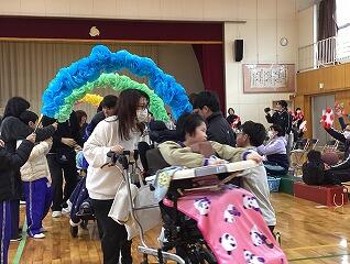 花のアーチをくぐっています。