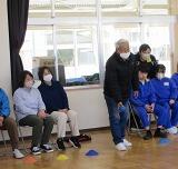 ボランティアさんがボールを投げている様子。