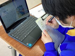 調べたことをワークシートに記入している様子