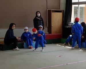 １点から５点の的をじっと見つめ、一生懸命にボールを転がしています。