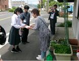 事業所の方にあいさつ文を手渡しました。