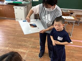 子どもたちが夏休みの思い出の発表をしています。