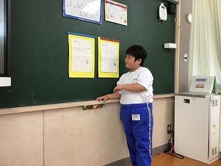 子どもたちが夏休みの思い出の発表をしています。