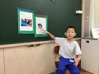子どもたちが夏休みの思い出の発表をしています。