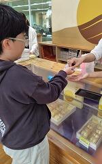 お菓子の城でお土産を購入しています。