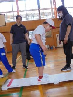 平均台で後ろ歩き