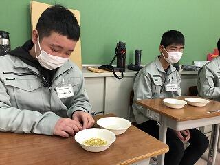 「縁起物」を袋詰めしています