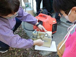 発電機研修会で、たんの吸引器を動かしました。