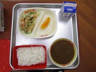 調理場で見たチキンカレーが配膳されました。