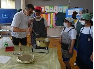 内山味噌グループの様子（豚汁作り）